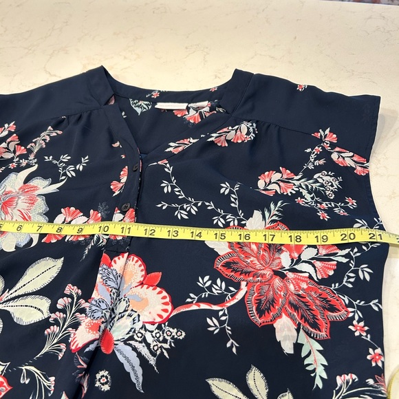 New York & Co navy blue background Floral pattern cap sleeve blouse. Like New. - Picture 6 of 6